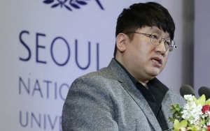 Bang Si Hyuk Dapat Gelar Kehormatan PhD Dari Universitas Seoul di Bidang Budaya Populer