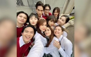 Dinilai Sukses Bangun Chemistry, 8 Potret Fuji Bersama Para Pemeran 'Bukan Cinderella'
