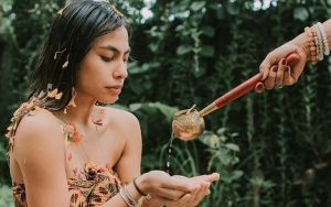 Valerie Thomas Jalani Ritual Melukat Untuk Lepaskan Trauma, Komentar Ibunda Disorot