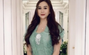 Aura Kasih Pensiun Pajang Foto Seksi