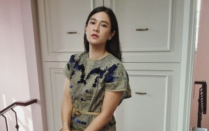 Dian Sastro Pose Tak Biasa Kala Disetrap di Hari Ultah, Papan Bunga Ini Justru Bikin Salfok 