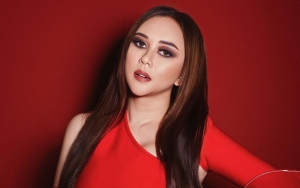 Kenakan Busana Unik, Aura Kasih Menjelma Bak Ratu Ular Bikin Bulu Kuduk Berdiri
