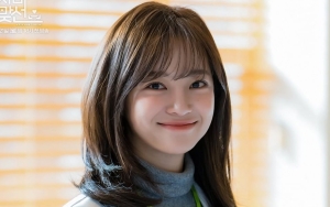 Absurd Tapi Bikin Gemas, Begini Tingkah Kim Sejeong Saat Syuting Adegan Pantai 'Business Proposal'