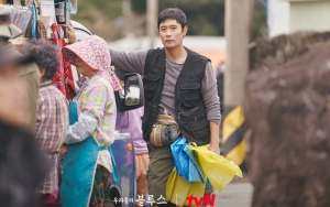 Jadi Pedagang Eksentrik, Akting Lee Byung Hun di 'Our Blues' Tuai Komentar Begini dari Tim Produksi