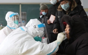Niat Tes COVID-19, Wanita di Tiongkok Baru Sadar Setelah 2 Jam Salah Masuk Antrean Ayam Panggang