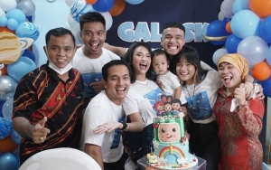 Sambil Peluk Fuji, Dewi Zuhriati dan H. Faisal Banjir Air Mata Karena Hal Ini