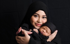 Gendong Ameena, Aurel Hermansyah Duduk di Bawah Saat Sambut Lala Bikin Salut