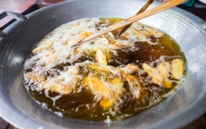 Harga Minyak Goreng Kian Mahal, Kenapa Sih Orang Indonesia Gemar Menggoreng?