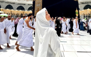Fuji Ketahuan Main TikTok Saat Umroh, Ibadah Ala Ukhti Dicibir Demi Konten?