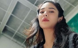  Pakai Aksesoris Ini, Dian Sastro Dipuji Mirip Anak SMA