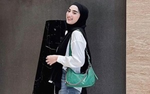 Dinan Fajrina Santai Mejeng Cantik 'Tanpa Beban', Gaya OOTD Curi Perhatian