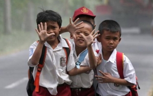 Belum Vaksin, 2 Siswa SD di Luwu Tak Dizinkan Masuk Sekolah Hingga Harus Belajar di Emperan Pasar