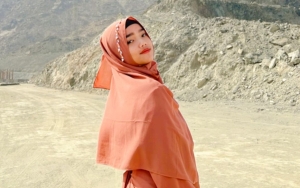 Bahagia Bisa Penuhi 'Wasiat' Vanessa Angel, 9 Momen Fuji Umrah Di Tanah Suci 