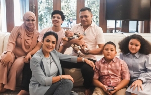 Bawa Kado Spesial, 8 Potret Bahagia Raul Lemos Jenguk Ameena Hanna Untuk Pertama Kali