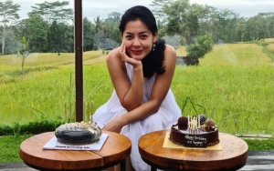 Sempat Tolak Ajakan Teman, Lulu Tobing Kini Justru 'Senyum' Tampil Berhijab Saat Jalani Umrah