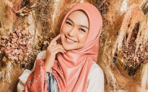 Ria Ricis Nangis Curhat Soal Kehamilan Saat Ziarah ke Makam Sang Ayah, Tuai Pro-Kontra