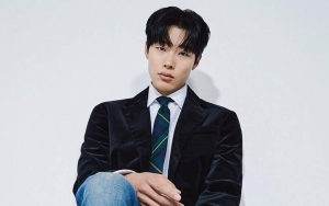 Sikap Ramah Ryu Jun Yeol Beri Fan Service ke Fans di Pinggir Jalan Bikin Mleyot
