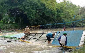 Jembatan Gantung Leuwi Nutug di Ciamis Ambrol, 55 Santri Jatuh ke Sungai