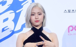 Ryujin ITZY Bocorkan Rahasia Background Foto Pink di Acara Musik
