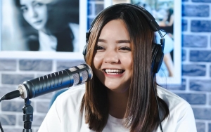 Gita Sinaga Hampir Jadi Ateis, Begini 10 Potret Cerahnya Pamer Senyum Manis