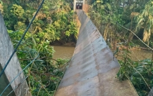 Ambrolnya Jembatan Gantung di Jambi Bikin Belasan Siswa SD Jatuh ke Sungai, Ada yang Patah Kaki
