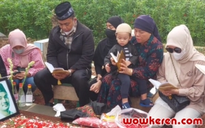 Keluarga Fuji Tahan Tangis, 7 Momen Selebriti Ziarah Menjelang Bulan Ramadan 