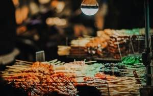 Rombongan Turis Asyik Makan di Kedai Pinggir Jalan, Ternyata Salah Masuk ke Hajatan Pernikahan