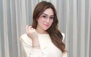 Anak-anak Celine Evangelista Perdana Ikut Salat Tarawih, Anteng Saat Dengar Ceramah Ustaz