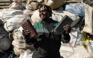 Kreatif! Investor Asal Kenya Ubah Sampah Plastik Jadi Bata Ramah Lingkungan untuk Bahan Bangunan