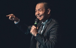 Model Rambut Jadul Ernest Prakasa Sukses Jadi Sorotan, Disebut Mirip Sosok Penyanyi Kondang Ini