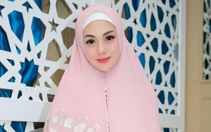 10 Momen Celine Evangelista Berhijab, Diduga Serius Mualaf Usai Ajari Anak Salat Tarawih
