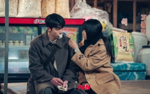 Tak Harus Lakukan, Nam Joo Hyuk Santai Peluk Kim Tae Ri di Lokasi Syuting 'Twenty-Five, Twenty-One'
