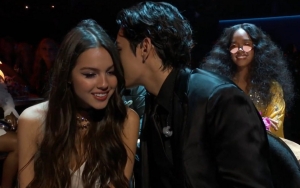 Bikin Heboh Sejagad Maya, Rupanya Ini Rayuan Maut yang Dibisikan V ke Olivia Rodrigo di Grammy