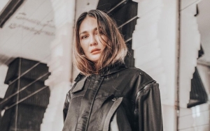 Luna Maya Kenakan Crop Tee dengan Bawahan Super Mini, Kaki Jenjang Hingga Perut Ngintip Bikin Salfok