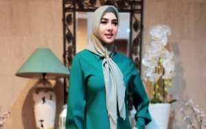 Patok Harga Hingga Rp 5 Juta, Bisnis Mukenah Syahrini Kembali Jadi Bahan Gunjingan