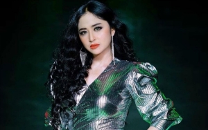 Dewi Persik Tanggapi Wajahnya yang Disebut Mirip Member LE SSERAFIM Ini: Gw Kayak Ngaca