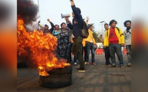 Mahasiswa Terbakar Dalam Demo 11 April di Bone Sulsel, Berawal Dari Aksi Bakar Ban