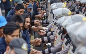 Viral Video Aparat dan Masa Aksi Buka Puasa Bersama: 'Bukber Berkedok Demo'