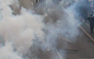 Sikap Polisi yang Menembakkan Gas Air Mata Terhadap Pendemo Disorot Media Asing