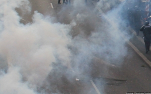 Sikap Polisi yang Menembakkan Gas Air Mata Terhadap Pendemo Disorot Media Asing