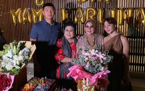 Ibu Mertua Nikita Willy Perdana Gendong Baby Izz, Momen Pandang-Pandangan Super Uwu