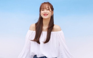 Moon Ga Young Pamer Abs Sempurna Saat Jalan Santai