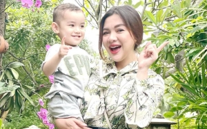 Vicky Shu Curhat Soal Jadi Ibu Harus Multitasking, Gendongan Anak Malah Bikin Salfok