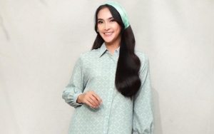 Maudy Koesnaedi Cantik Pakai Hijab Saat Buka Bareng Keluarga, Rambut 'Nongol' Justru Kena Kritik