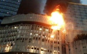 Tunjungan Plaza 5 Surabaya Kebakaran Hingga Api Berjatuhan dari Atas Gedung, Ini Kata Saksi Mata