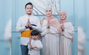 Arie Untung Bagikan Foto Anak Bungsu Jadi Imam, Gerakan Salat Tak Kompak Jadi Sorotan