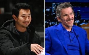 Simu Liu Tertawakan Bahasa Mandarin Ethan Hawke Di 'Moon Knight'