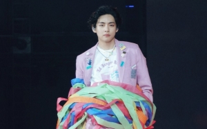 Usai Tampil Jadi Model Runway, Rambut Basah V di Konser BTS Bikin Fans Histeris