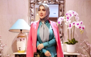 Aksi Syahrini Rekam Video Saat Beribadah Panen Kritik