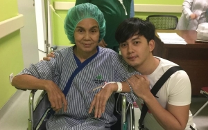 Kondisi Drop, Ibunda Kiki Farrel Sampai Harus Makan dengan Bantuan Selang